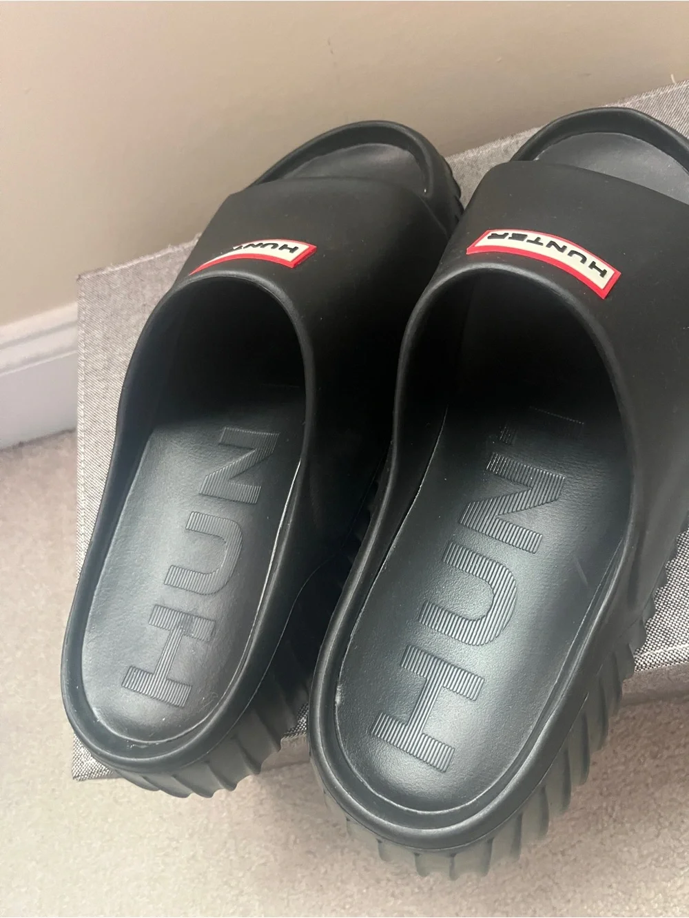 Hunter Black Slides with Red-Trim Logo Men’s Size 12M
